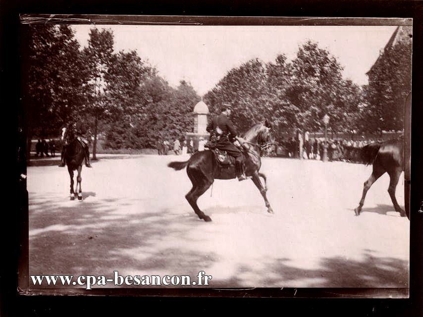 BESANÇON - Cavaliers à Chamars et foule amassée avenue de Canot pour le défilé militaire de l'infanterie.